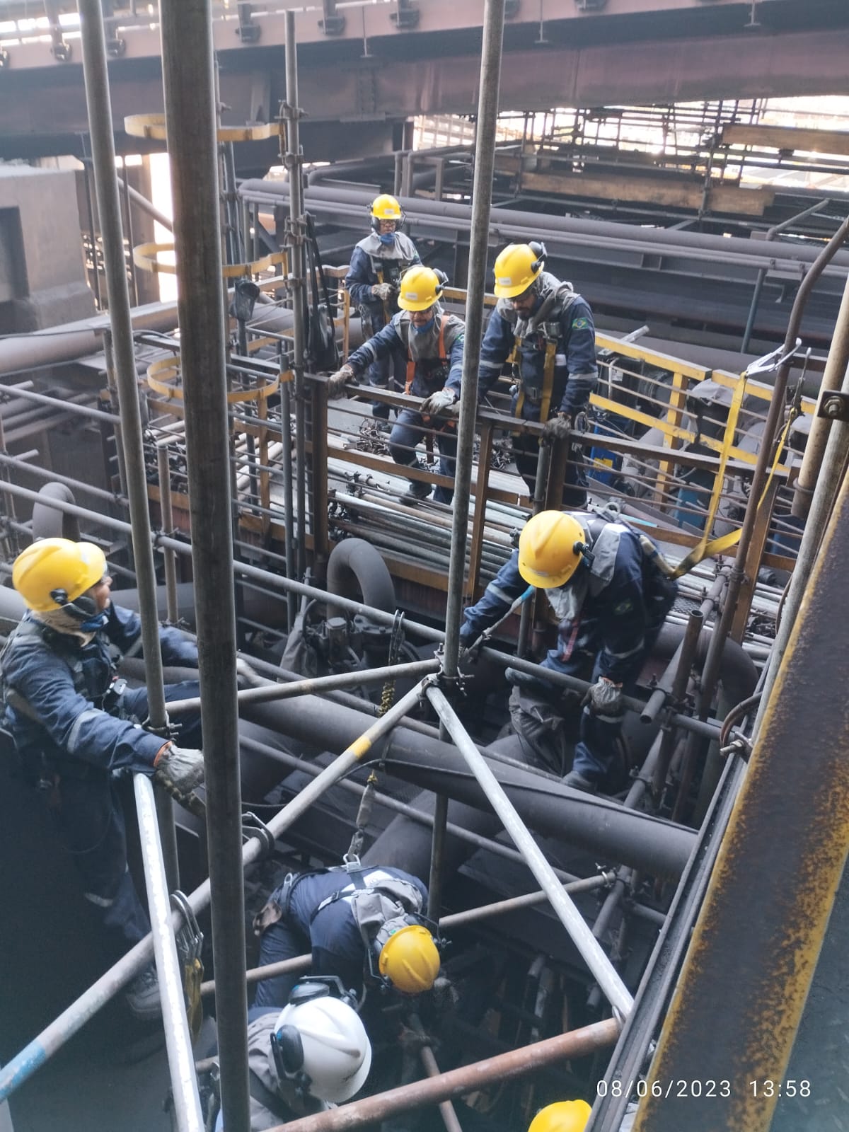 FOTO 1 - EQUIPE TRABALHANDO.jpeg